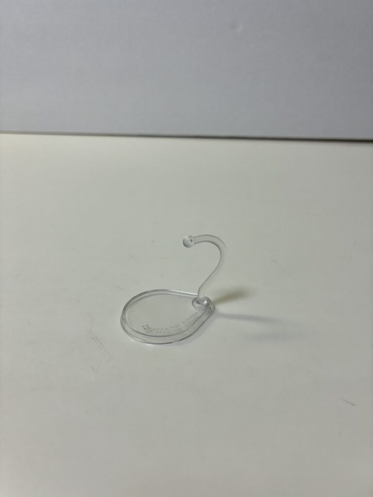 2つの透明なパーツを組み合わせてスタンドの完成