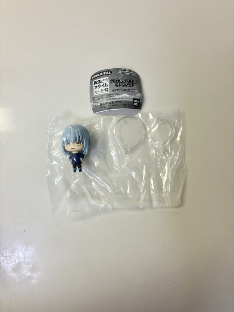 カプセルの中には、フィギュアとスタンドと説明書が入っている